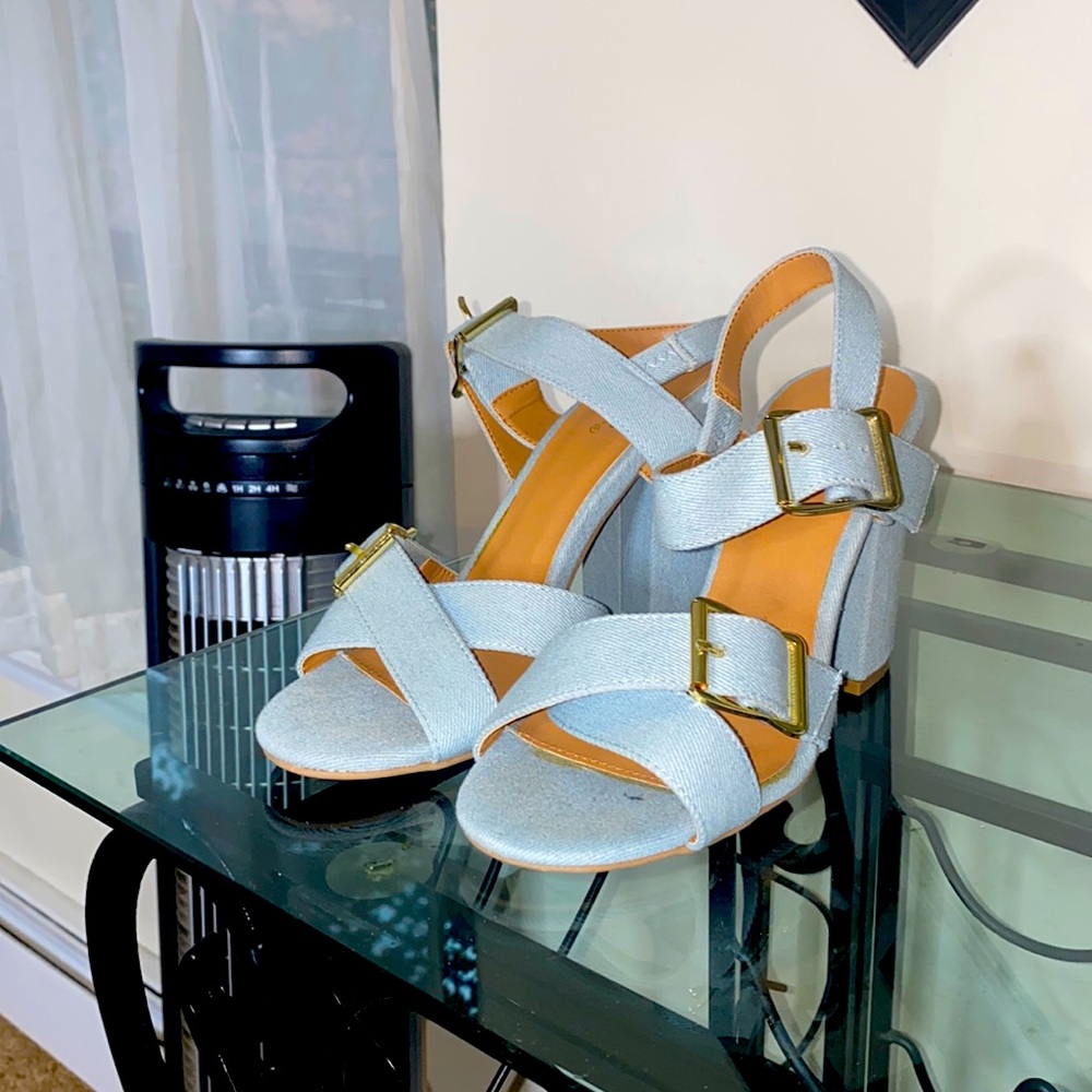 The size is 8 but fits like a 7.5 my toes hang over the front. New. Never worn.